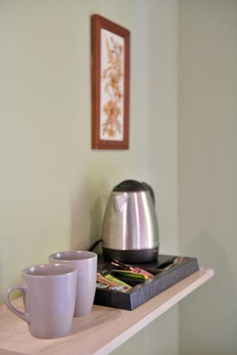 a counter with two cups and a tea pot on it at ΚΑΛΛΙΟΠΗ 1 in Hydra