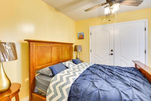 - une chambre avec un lit et un ventilateur de plafond dans l'établissement Cozy Poughkeepsie Hideaway Near Hudson River!, à Poughkeepsie