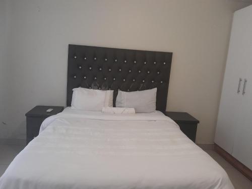 Uma cama ou camas num quarto em Guest House Lodge