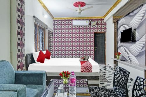 蘭契的住宿－OYO Flagship Hotel Jagat Palace，客厅配有床和桌子