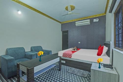 Habitación de hotel con cama y sofá en OYO Flagship Hotel Jagat Palace en Ranchi