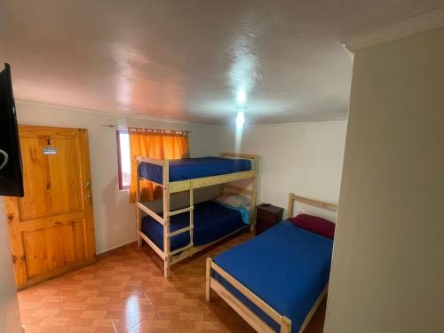 a small room with two bunk beds in it at Hostal Las Ñipas in Calama