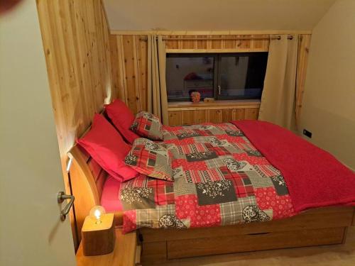 Dormitorio con cama con edredón de Navidad en 2 bedrooms house with sauna terrace and wifi at Gembloux, en Gembloux