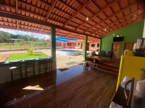 sala de estar con vistas a la piscina en Recanto do Melo, en Pirenópolis