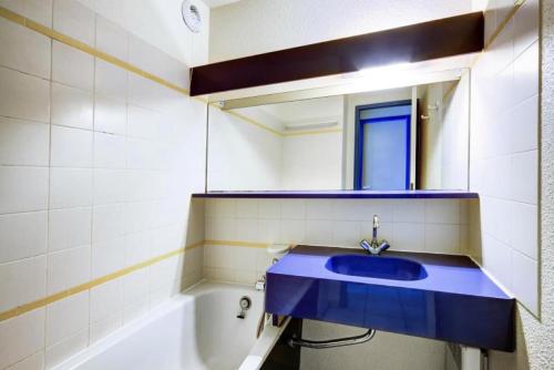 une salle de bain avec un lavabo bleu et un miroir dans l'établissement Résidence Port du Crouesty - maeva Home - Appartement 2 pièces 5 personnes - Confort MAE-1182, à Arzon
