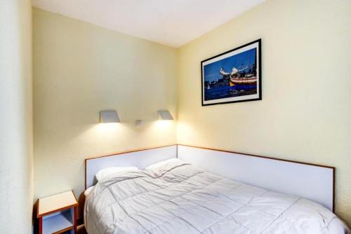 une chambre avec un lit et un tableau au mur dans l'établissement Résidence Port du Crouesty - maeva Home - Appartement 2 pièces 5 personnes - Confort MAE-1182, à Arzon