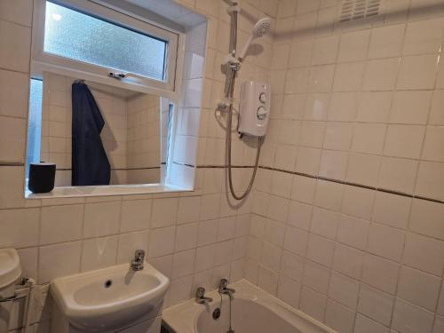 W łazience znajduje się prysznic i umywalka. w obiekcie Suite 2: Chic Room near City Centre w Sheffield