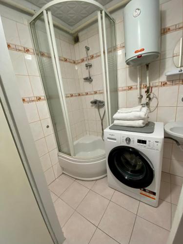 La salle de bains est pourvue d'une douche et d'un lave-linge. dans l'établissement Jasnogórska, à Częstochowa