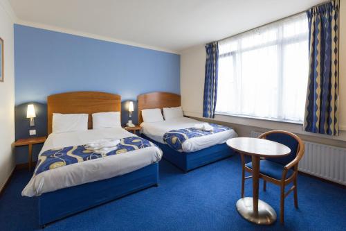 London - Wembley International Hotel tesisinde bir odada yatak veya yataklar