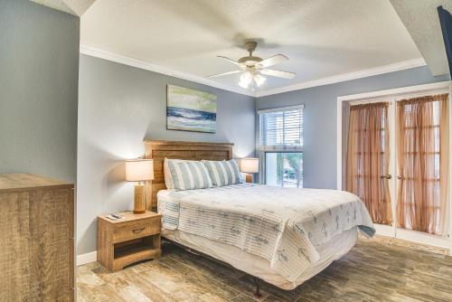 Postel nebo postele na pokoji v ubytování Resort Condo with Beach Access in Indian Shores!