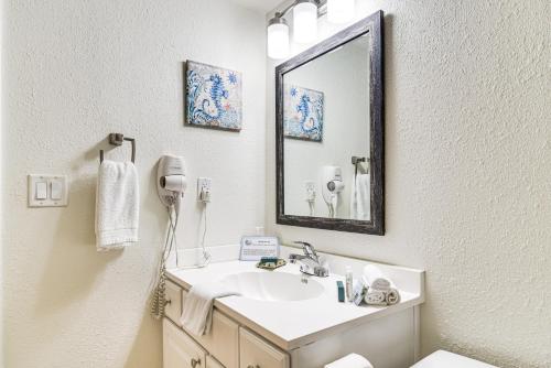 Koupelna v ubytování Resort Condo with Beach Access in Indian Shores!