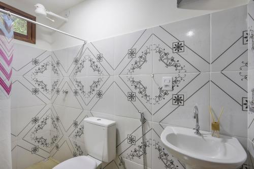 琵琶的住宿－VILA ACONCHEGO GAMELEIRA，一间带卫生间和水槽的浴室