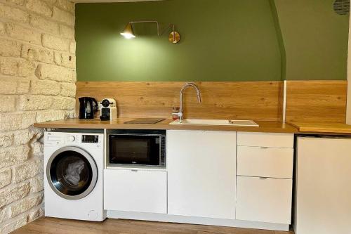 cocina con lavadora y fregadero en Atypical apartment - near garden, en Montpellier