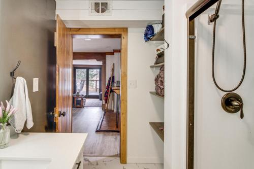 Ένα μπάνιο στο Waterfront Duluth Cabin with Deck and River View!