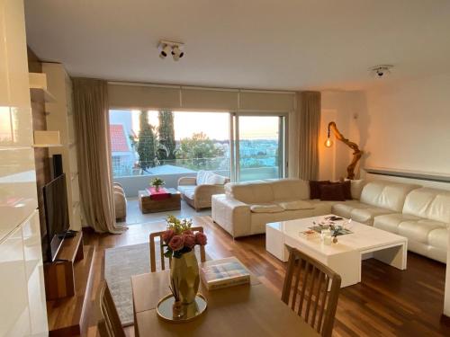 uma sala de estar com um sofá e uma mesa em Mont Parnasse Hill 21 em Ayios Dhometios