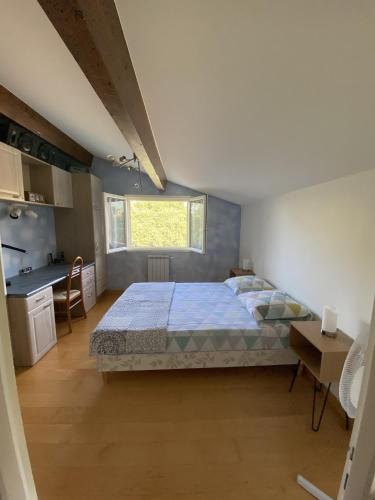 une chambre avec un grand lit et une cuisine dans l'établissement Mas Les Coutilles, à Cabrières-dʼAvignon