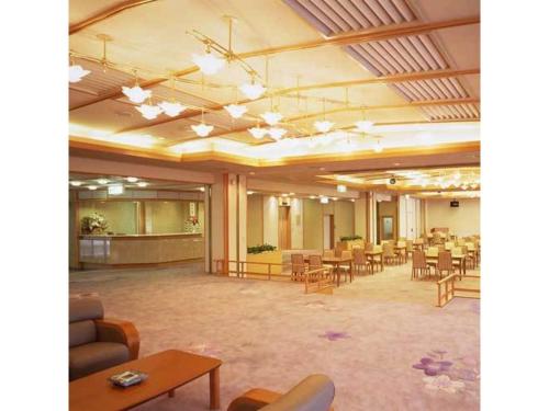 una grande stanza con tavoli e sedie di Kotobukirou - Vacation STAY 01905v a Kobe