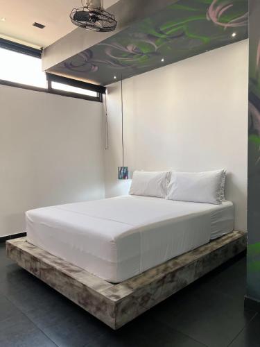 Una cama o camas en una habitación de Hotel Medellin Arte