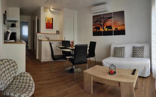 - un salon avec un canapé et une table dans l'établissement Le Haut Berry, à Les Aix-dʼAngillon