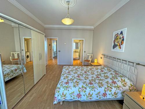 Кровать или кровати в номере Cosy Sea Front Apartment Nice France
