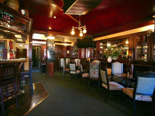 eine Bar mit Stühlen und Tischen in einem Restaurant in der Unterkunft The Ship in Chelmsford