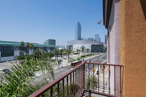 einen Balkon mit Blick auf eine Stadt mit Zug in der Unterkunft Cozy 2bedApt next to Convention center/LA Live in Los Angeles