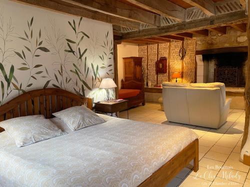 - une chambre avec un lit et une baignoire dans l'établissement Chambres d'Hôtes Les Bournais - Le Clos Milady, à L'Ile-Bouchard
