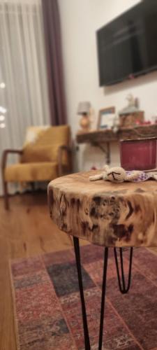 una mesa de madera en una sala de estar con sofá en Winter Park Residence Bjelasnica, en Bjelašnica