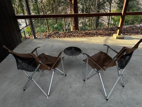 dwa krzesła i stół na ganku w obiekcie Nagatoro Camp Village - Vacation STAY 06872v w mieście Minano