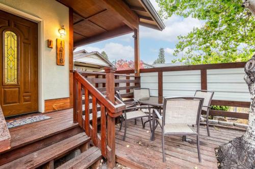a wooden deck with a table and chairs on it at Walk to Everything Bikes AC Dog Friendly in Bend