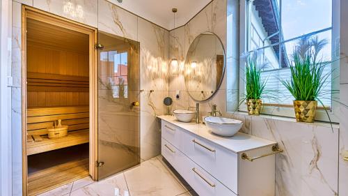 a bathroom with two sinks and a mirror at Apartament Luxury Penthouse z Sauną I Klimatyzacją - 5D Apartamenty in Świeradów-Zdrój