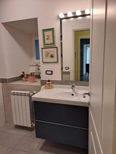 uma casa de banho com um lavatório e um espelho em Egiziaca97 em Nápoles