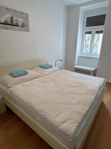 ein Bett mit zwei Kissen darauf in einem Schlafzimmer in der Unterkunft Central Apartment 10 in Wien