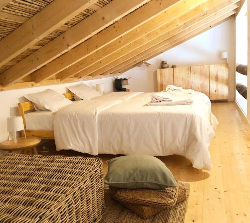 ein Schlafzimmer mit zwei Betten in einem Zimmer in der Unterkunft Casa Nascente - Casas de Seixe in Baiana