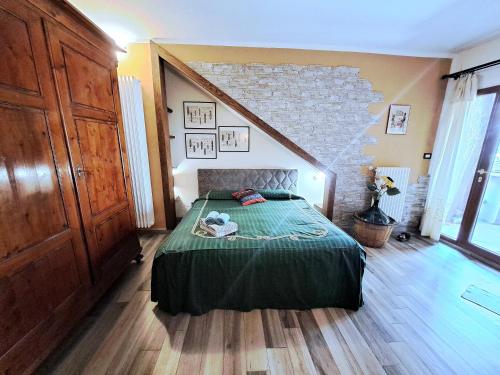 1 dormitorio con cama y pared de ladrillo en MARCONI DEPENDANCE en Campi Bisenzio