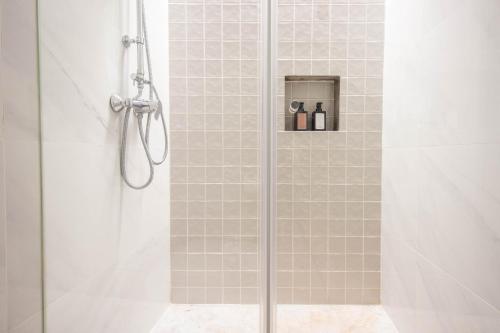 een douche met een glazen deur in de badkamer bij Casinha de Vide - Guest House in Castelo de Vide