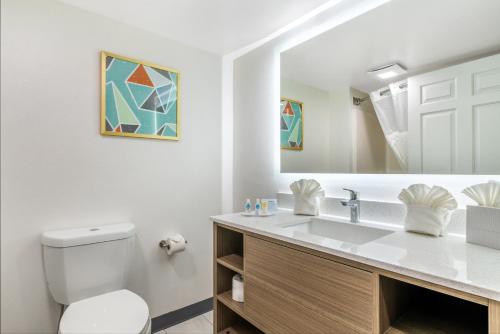 Ванная комната в Comfort Inn & Suites Madison East Interstate I-90