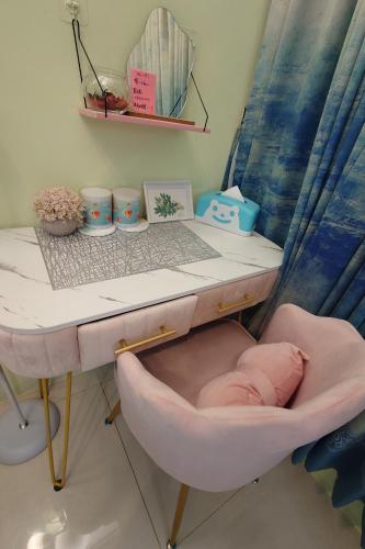 a baby crib under a desk with a table at 台東市民宿賞星月沐文創館Enjoy Star丨網紅民宿丨親子友善丨寵物友善丨療癒民宿丨可包棟自動麻將機卡拉OK機丨雅致庭院丨近機場娜路彎酒店 l 可自助入住 in Taitung City