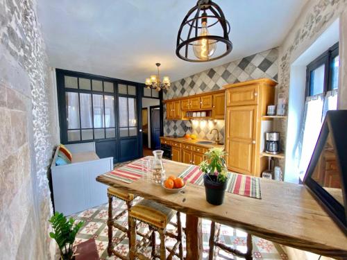 - une cuisine avec une table en bois et des oranges dans l'établissement La Maison des Templiers ~ Ostal Médiéval ~ Logis enchantés, à Carcassonne