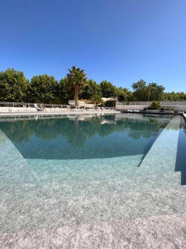 Bungalow charmant à Agde avec piscine partagée