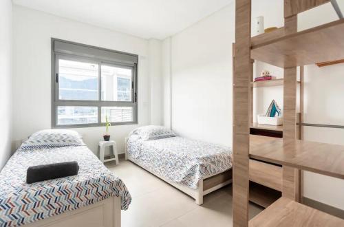 1 dormitorio con 2 camas y 1 cama elevada en Quarto+banheiro+Wi-Fi frente Floripa Shopping, en Florianópolis