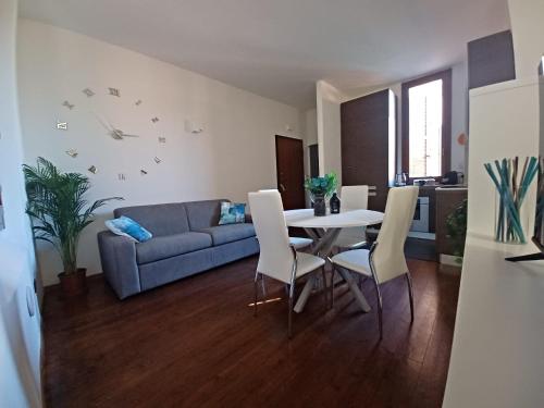 een woonkamer met een tafel en een bank bij CASA MIA APARTMENT in Bologna