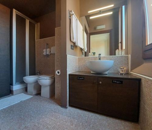 een badkamer met een wastafel en een toilet bij CASA MIA APARTMENT in Bologna