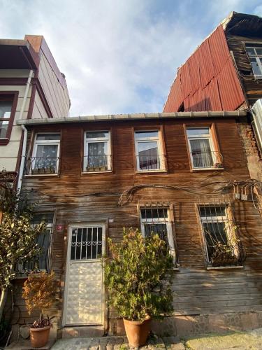 an old wooden house with windows and a door at DEDENİN YERİ İSTANBUL in Istanbul