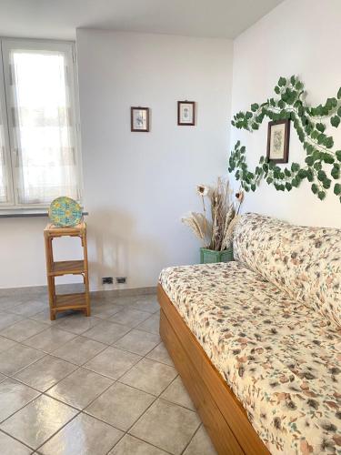 um quarto com uma cama e uma cadeira em Euploia Apartment em Ischia