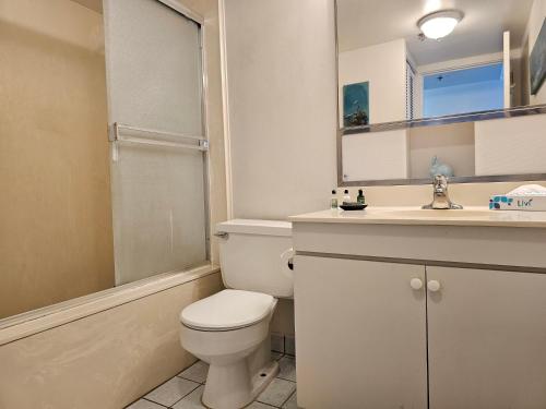 La salle de bains est pourvue de toilettes, d'un lavabo et d'une douche. dans l'établissement Ilikai Tower 1240 Lagoon View 1BR, à Honolulu