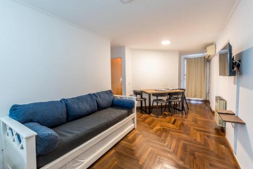 a living room with a couch and a table at Lofty Departamentos Temporarios in Cordoba