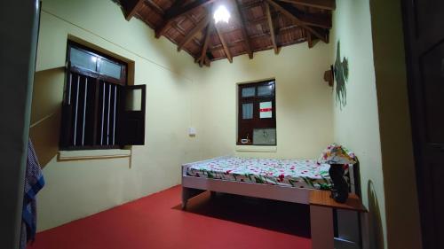 um quarto com uma cama no canto de um quarto em Heritage Homestay em Chikmagalūr