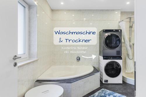 ein Badezimmer mit Waschmaschine und Waschmaschine in der Unterkunft 1-6 Personen - Parkplatz - Terrasse - Küche - WLAN - Balkon in Haßloch