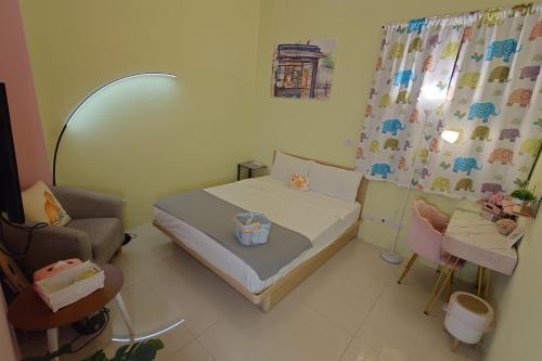 a small bedroom with a bed and a chair at 台東市民宿賞星月沐文創館Enjoy Star丨網紅民宿丨親子友善丨寵物友善丨療癒民宿丨可包棟自動麻將機卡拉OK機丨雅致庭院丨近機場娜路彎酒店 l 可自助入住 in Taitung City